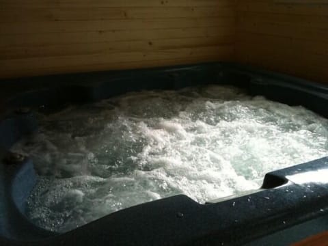 Indoor spa tub