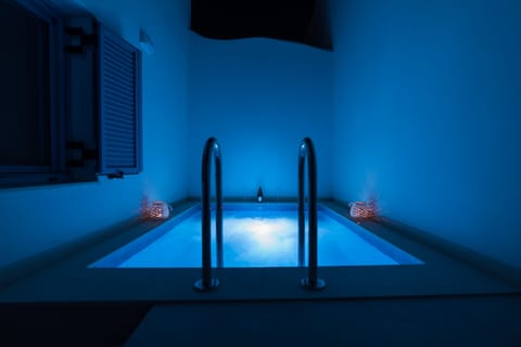 Outdoor Jacuzzi for the hot and romantic nights of summer!!