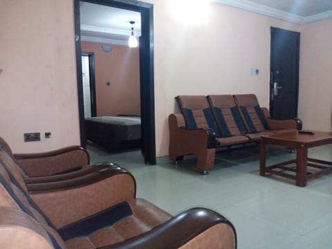 Deluxe Suite, 1 Queen Bed, Non Smoking | Minibar, desk, blackout drapes, iron/ironing board