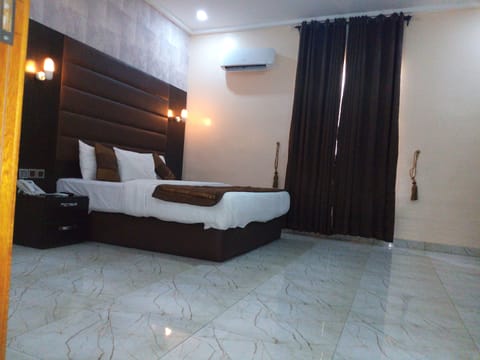Premium bedding, minibar, desk, laptop workspace