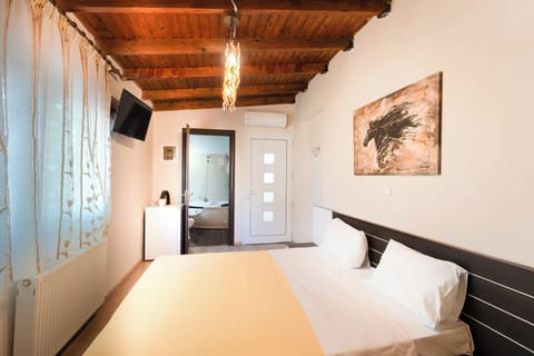 Superior Room with Jacuzzi & Terrace | 1 bedroom, Frette Italian sheets, premium bedding, down comforters