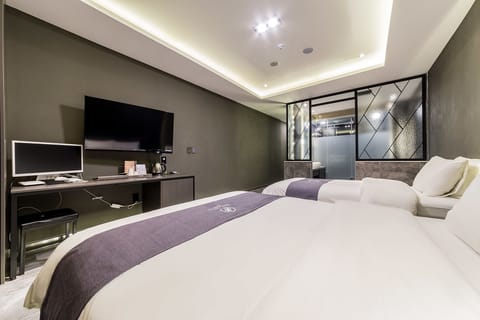 Suprior Twin | Premium bedding, desk, blackout drapes, soundproofing