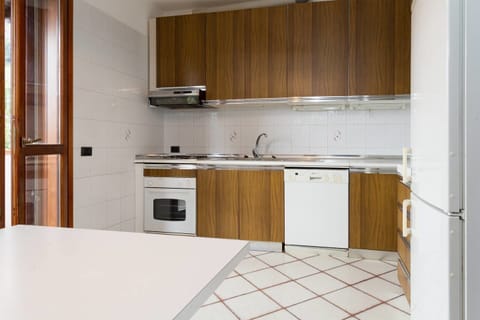 House (5 Bedrooms) | Private kitchen | Fridge, microwave, oven, dishwasher