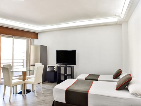 Family Room | Desk, laptop workspace, free WiFi, bed sheets