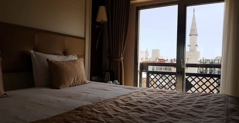 Egyptian cotton sheets, premium bedding, minibar, in-room safe