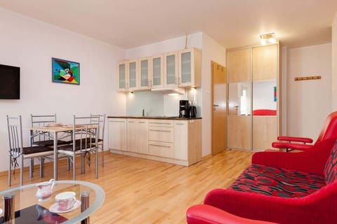 Prestigious space with kitchenette and living area. The bright space and well-chosen accessories create a cosy space.