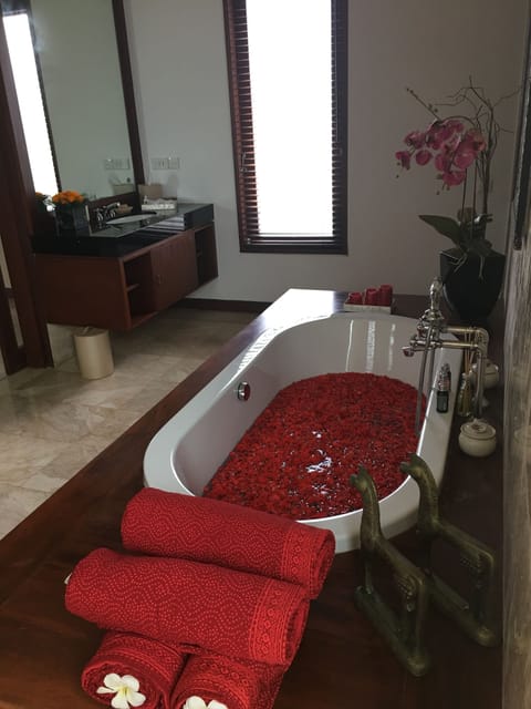 Suite, Non Smoking, Ocean View | Deep soaking bathtub