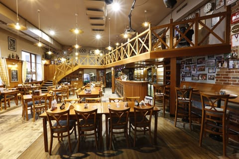 2 restaurants; breakfast, lunch, and dinner served