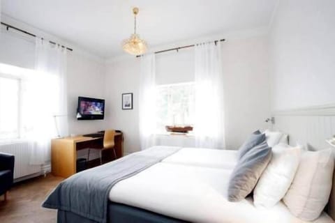 Double Room | Desk, free WiFi, bed sheets