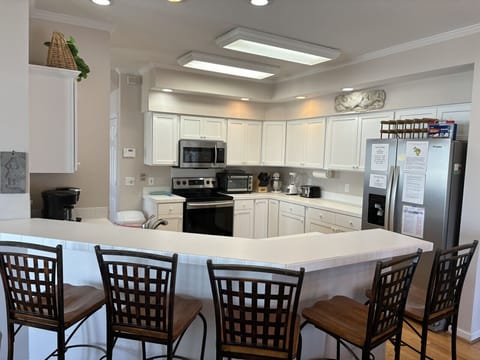 Breakfast Bar And Gourment Kitchen
