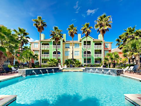 "Clamshell" pool