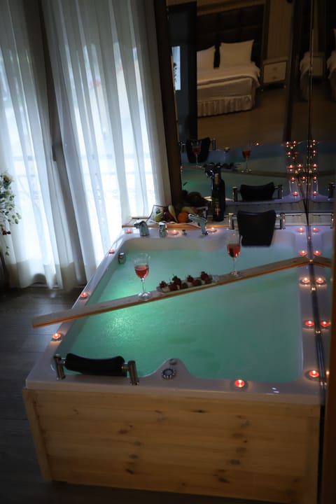 Deluxe Suite Jakuzi Dag Manzarali | Jetted tub