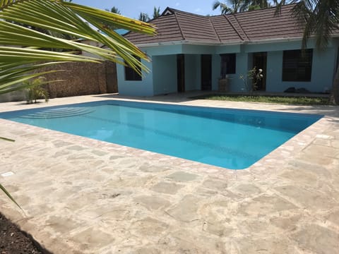 The pool, 10 x 8,50 meters.