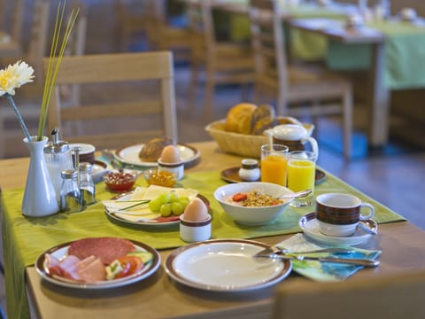 Free daily buffet breakfast