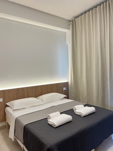 Basic Room, 1 Queen Bed, Ensuite | Desk, blackout drapes, free WiFi, bed sheets