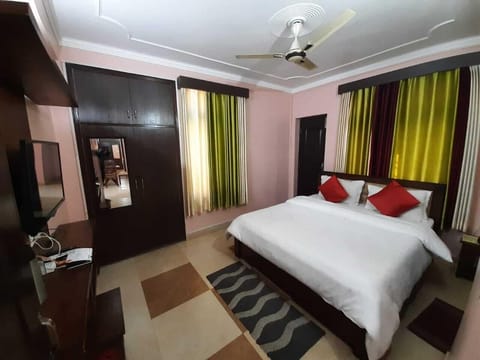 Premium bedding, desk, iron/ironing board, free WiFi