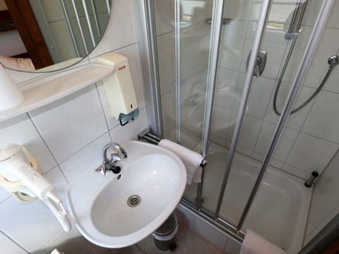 Single Room | Bathroom | Shower, hair dryer, towels