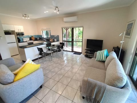 Lounge and kitchen 