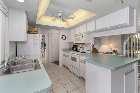 Kitchen has everything you need to prepare food and drinks 