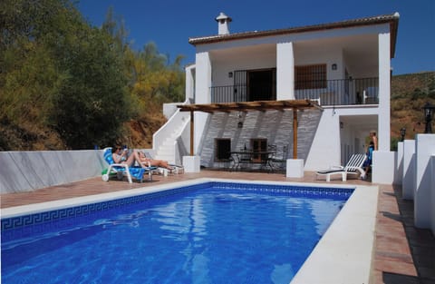 Large pool with plenty of room for topping up your tan.
