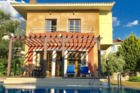 Villa M.