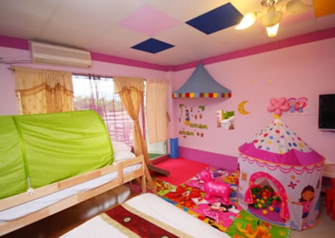 Family Room, Multiple Beds, Non Smoking | Desk, free WiFi, bed sheets
