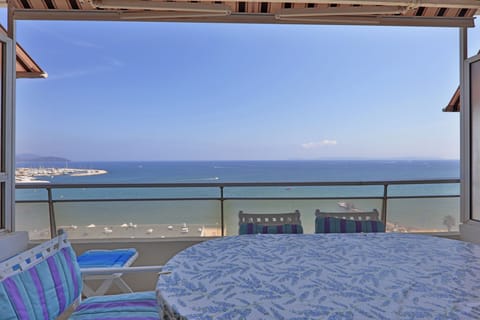View of the bay and the "Iles d'Or" from our balcony