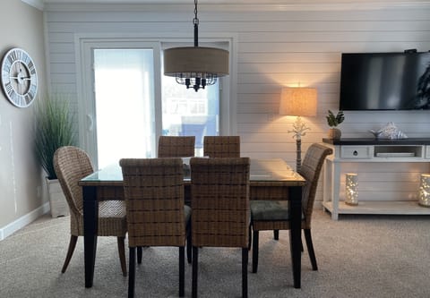 Welcome! Dining table seats 6