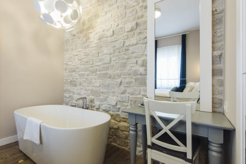 Superior Apartment, 1 King Bed with Sofa bed, Non Smoking | Deep soaking bathtub