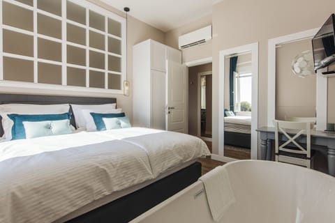 Deluxe Apartment, 1 King Bed with Sofa bed, Sea View | 1 bedroom, premium bedding, down comforters, memory foam beds