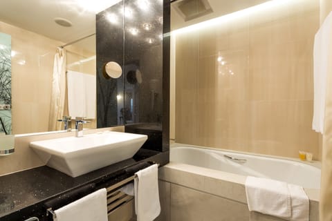 Luxury Room, Non Smoking | Bathroom | Shower, free toiletries, hair dryer, bathrobes