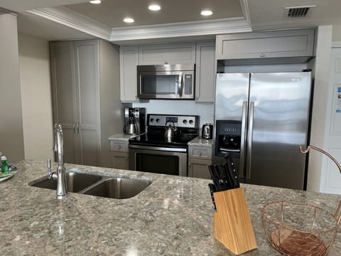 Kitchen (renovated Jan 2023) w/ granite countertop and double sink. 