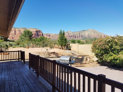 Yard with views, sitting deck and bbq!