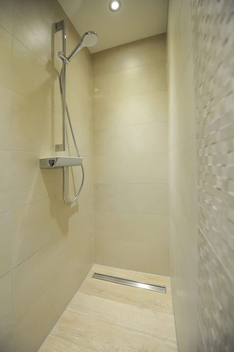 Comfort Double Room (Brouwerkamer) | Bathroom | Shower, hair dryer, towels