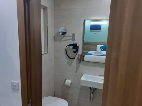 Deluxe Double Room Single Use, 1 Double Bed, Non Smoking | Bathroom amenities | Shower, free toiletries, hair dryer, towels