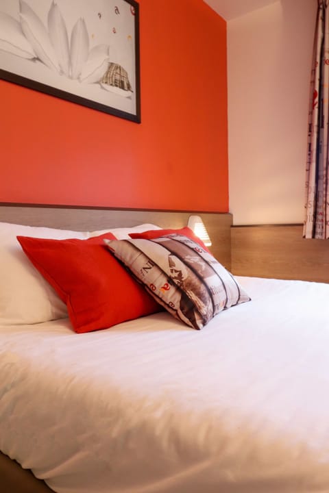 Premium bedding, individually decorated, individually furnished, desk