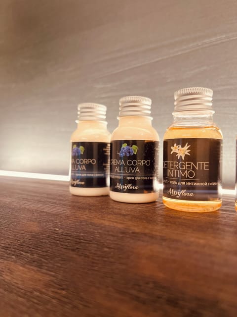 Comfort Triple Room | Bathroom | Shower, free toiletries, hair dryer, bidet