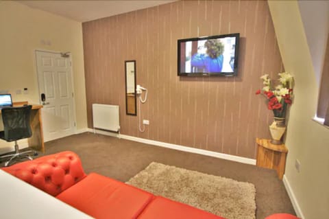 Suite | Desk, iron/ironing board, free WiFi, bed sheets