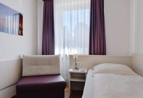 Comfort Single Room | Premium bedding, desk, free cribs/infant beds, rollaway beds