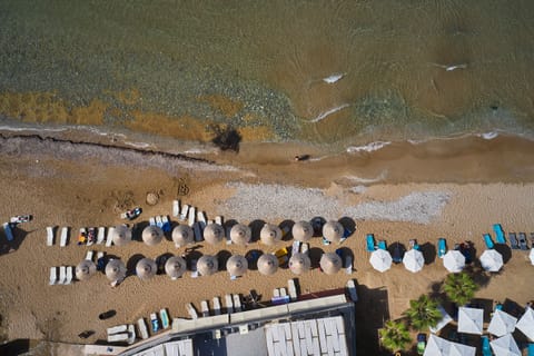 Beach nearby, white sand, beach bar