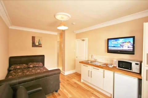 Individually furnished, desk, free WiFi, bed sheets