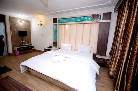 Executive Room | 1 bedroom, individually decorated, individually furnished, desk