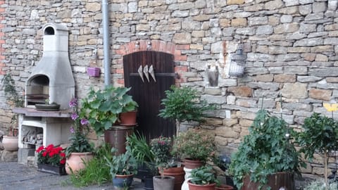 Premium Studio, 1 King Bed, Fireplace, Garden View | Courtyard view