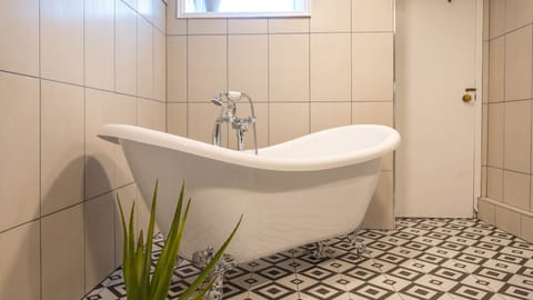 Studio Suite | Bathroom | Deep soaking tub, rainfall showerhead, free toiletries, hair dryer