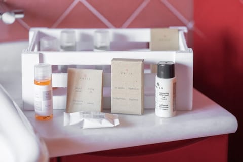 Suite | Bathroom amenities | Shower, free toiletries, hair dryer, bidet