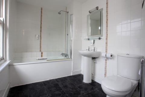 Combined shower/tub, free toiletries, towels
