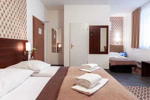 Basic Triple Room | Desk, blackout drapes, WiFi (free), bed sheets