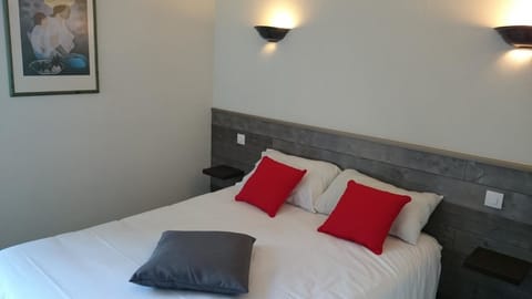 Double Room | Desk, iron/ironing board, free WiFi, bed sheets