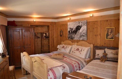 Suite, 2 Bedrooms | Desk, soundproofing, rollaway beds, free WiFi