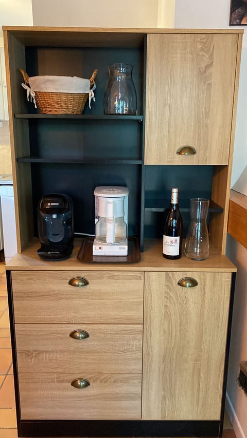 Buffet with filter coffee and Tassimo. 
Machines à café à filtre et Tassimo.